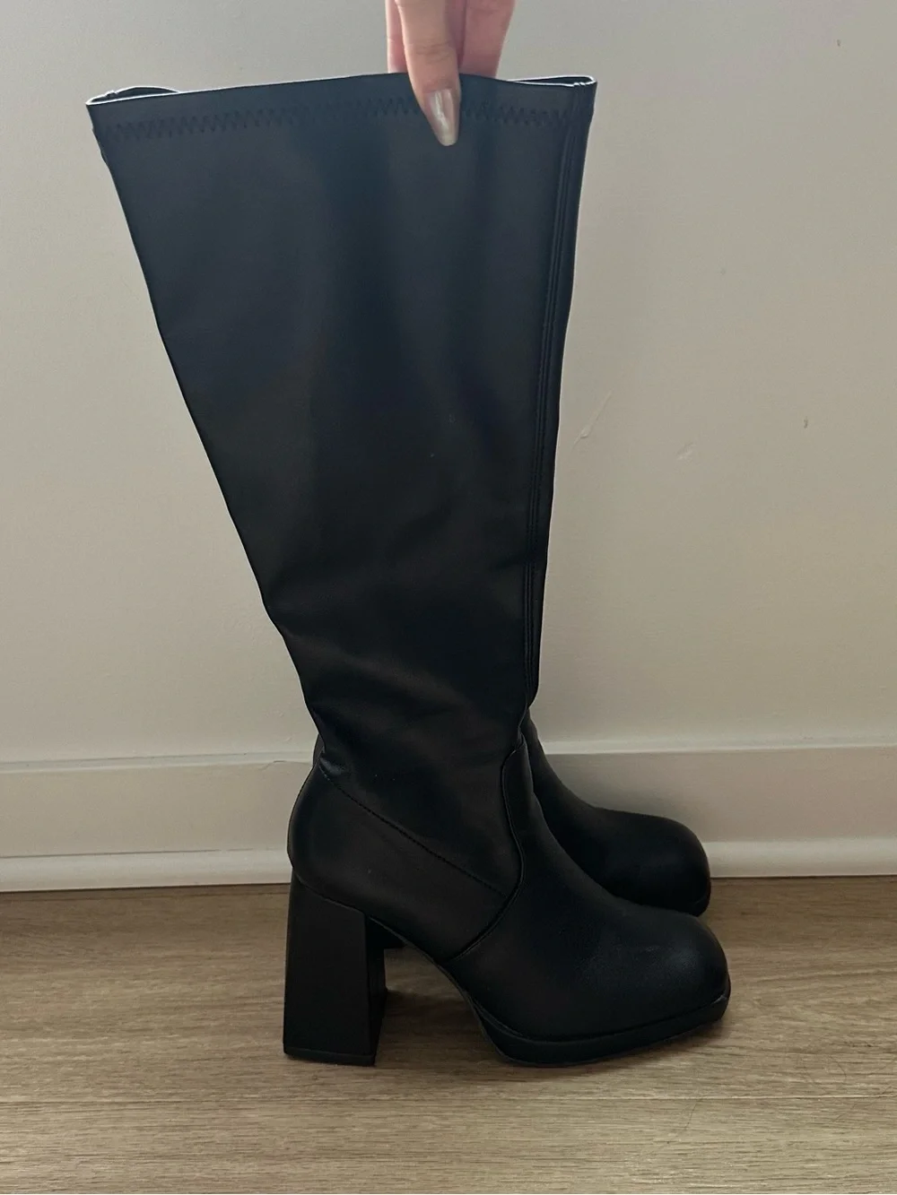 PrettyLittleThing Classic Women's Black Knee-High Block Heel Boots